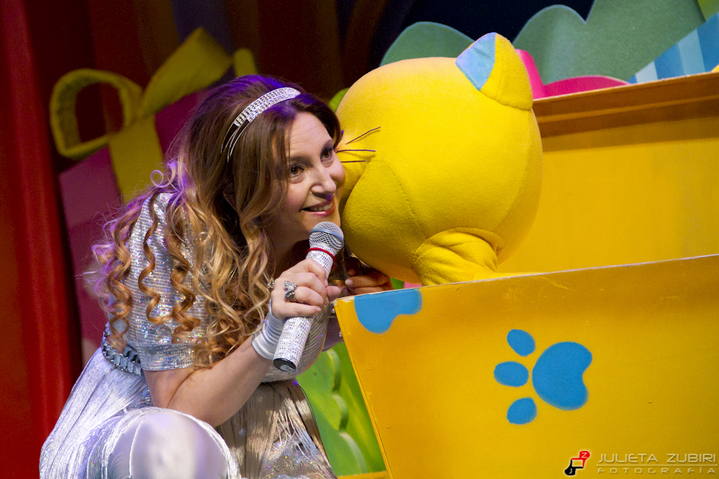 La Plaza de los Chicos Online: Sábado 4 de Julio: CANTANDO CON ADRIANA