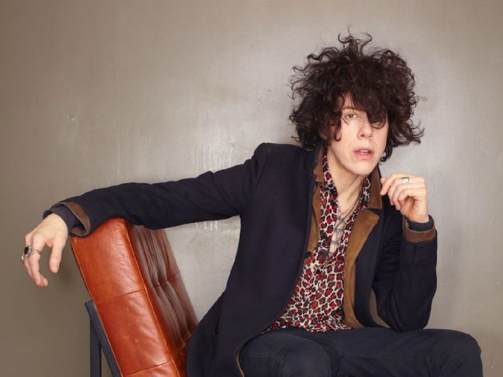 LP presenta su nueva canción titulada “How Low Can You Go”