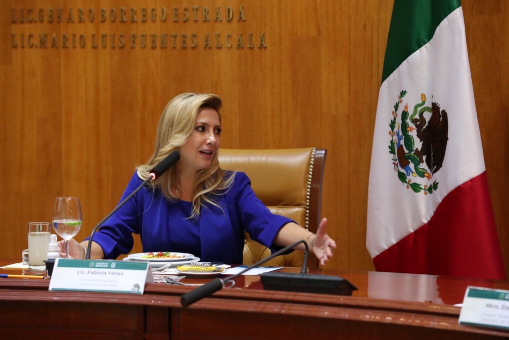 En México, Fabiola Yañez con agenda social