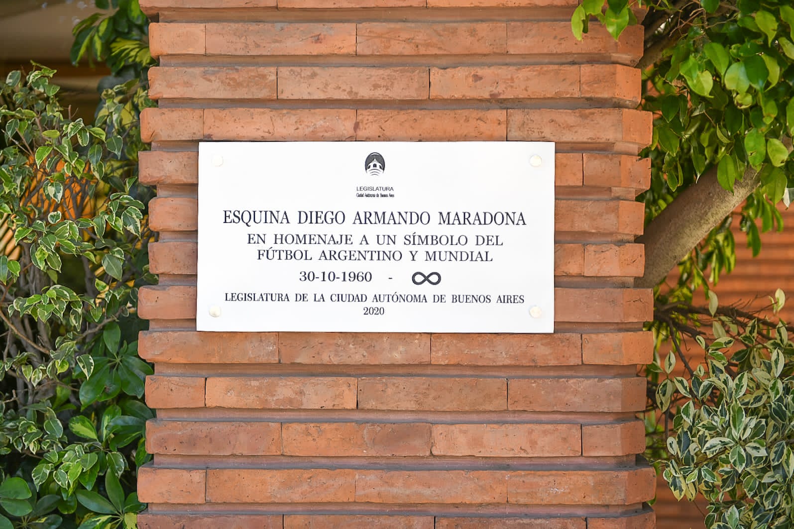 Inauguraron la “Esquina Diego Maradona” con una placa en Segurola y Habana