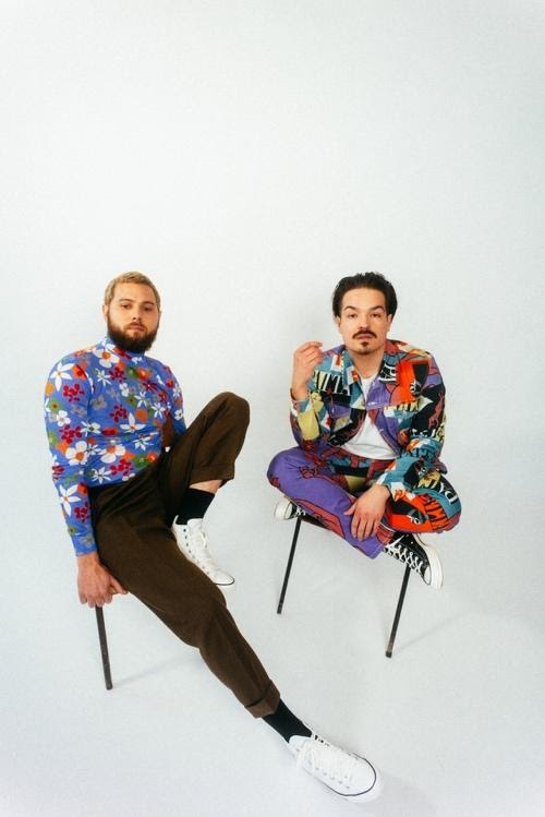 Milky Chance comparte su versión del clásico “Tainted Love” como una fantasía paranoica en su nuevo Videoclip