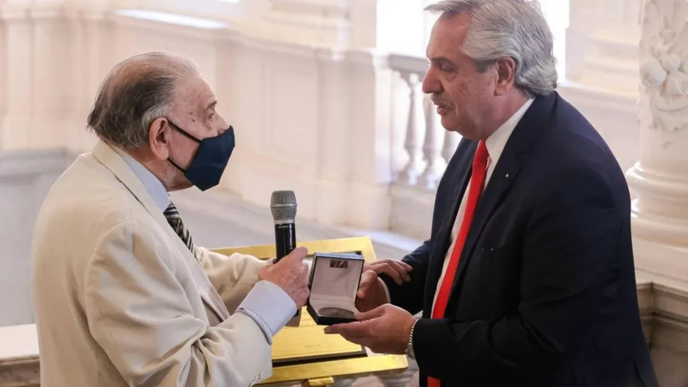 El Presidente realizó un homenaje a Roberto Di Sandro en el brindis con los periodistas acreditados de Casa Rosada