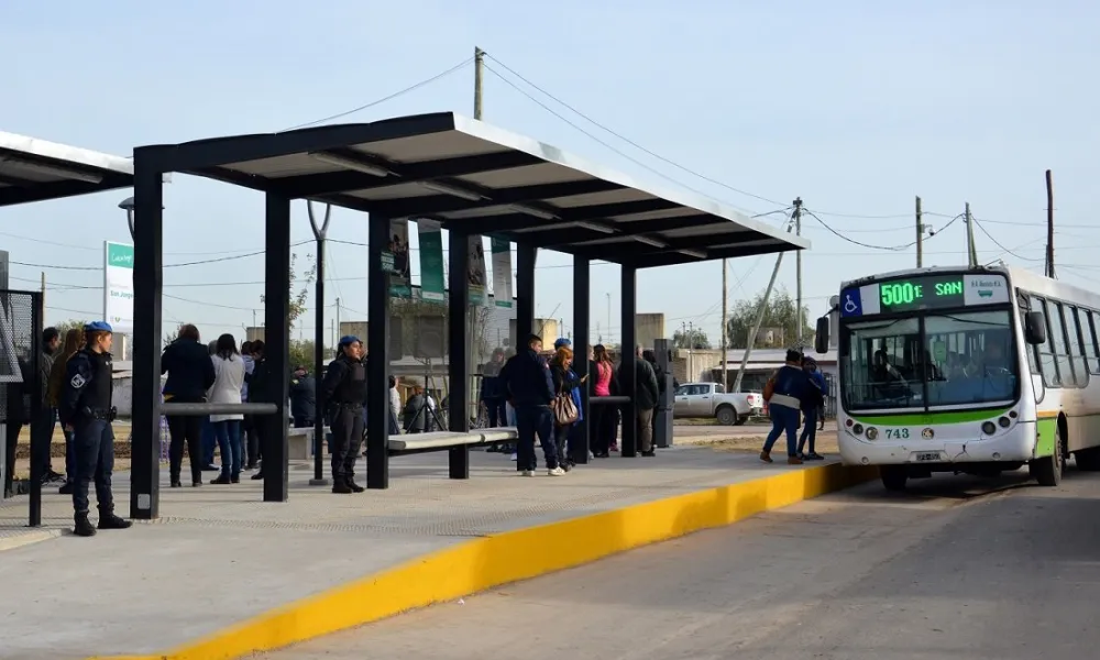 Trasladarse al trabajo: ¿Cómo viajan los argentinos? Más de la mitad considera que el transporte es caro