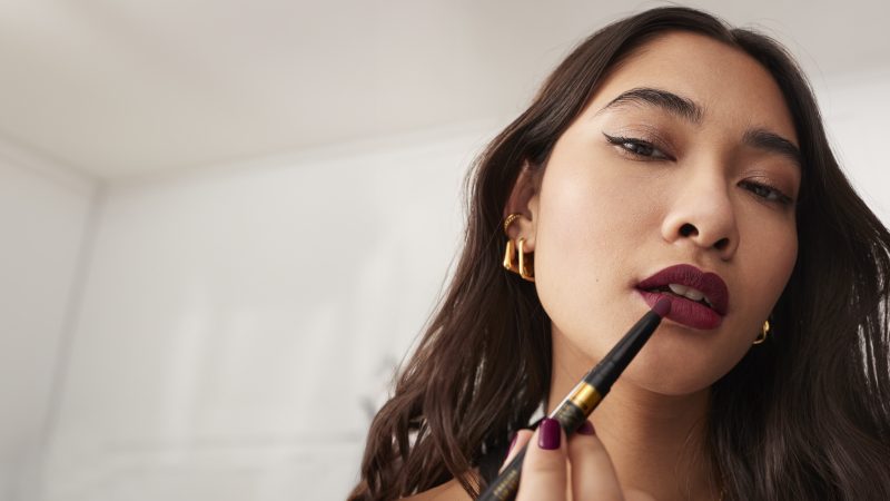 San Valentín en clave beauty: AVON y la magia de un buen labial rojo