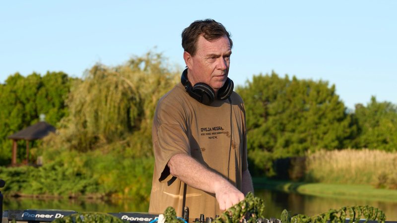Nick Warren convirtió la Isla El Descanso en un paraíso electrónico al atardecer