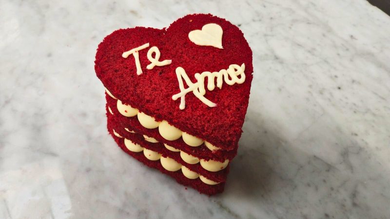 Ciro celebra el amor con una propuesta especial para San Valentín: torta red velvet en forma de corazón y rosas de cortesía