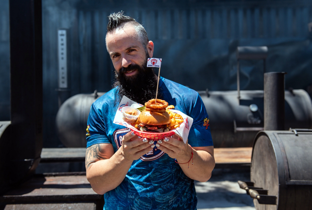Ribs al Río lanza su primera hamburguesa con brisket junto al influencer Joe Burger Challenge