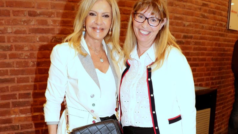 Sandra Laham y Susana Roccasalvo en el Paseo La Plaza