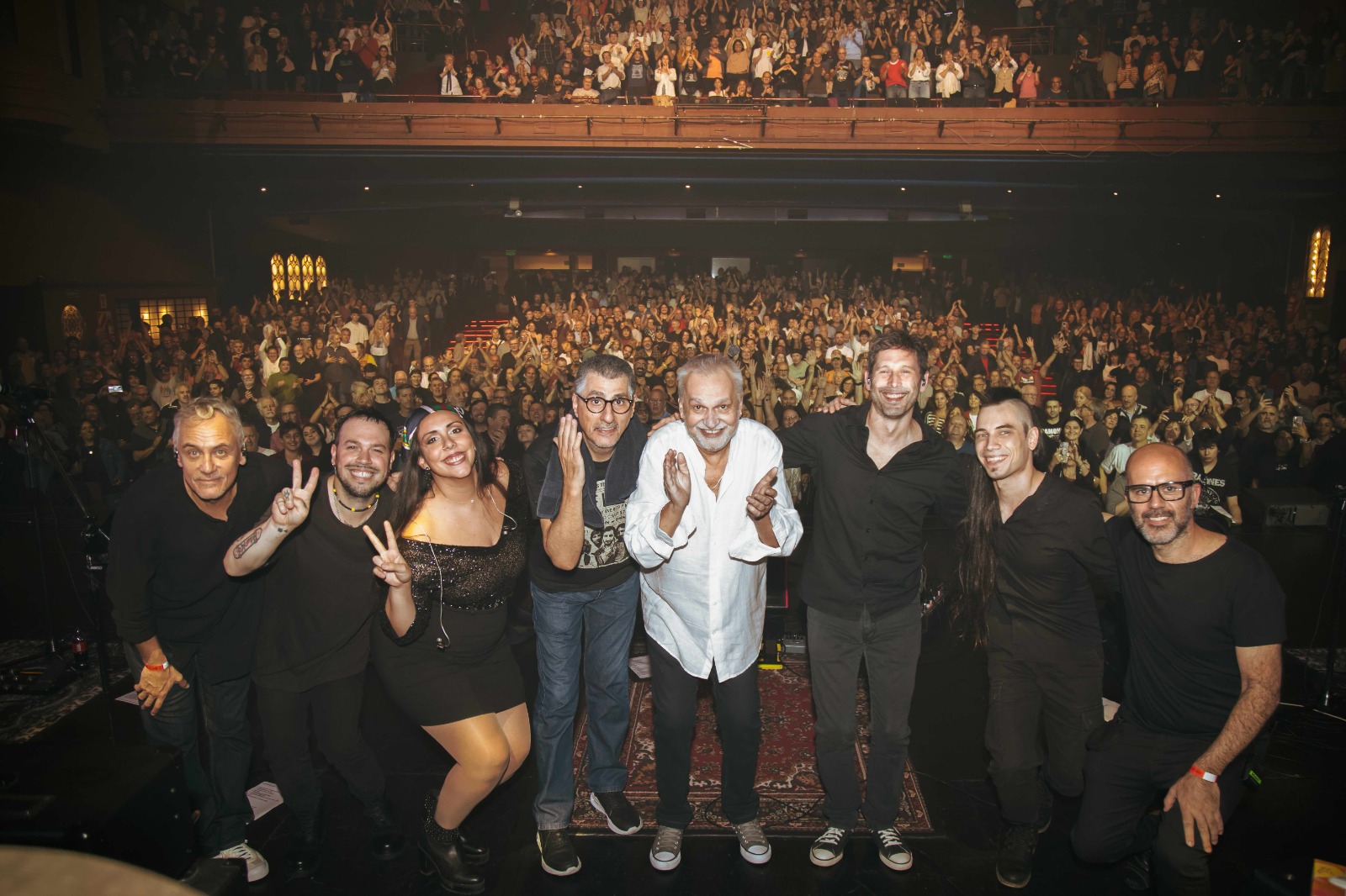 Con un homenaje a Charly y clásicos de Serú, David Lebón emocionó en el inicio de su tour 2025